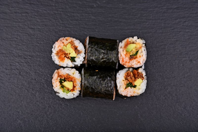Ropogós lazaccsík maki avokádóval, chilis mustárral és metélőhagymával