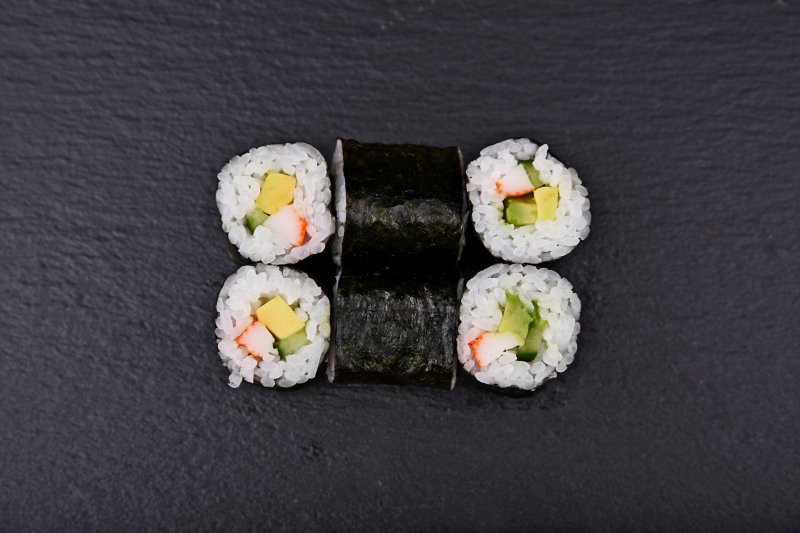 Kalifornia maki rákhússal, avokádóval és uborkával