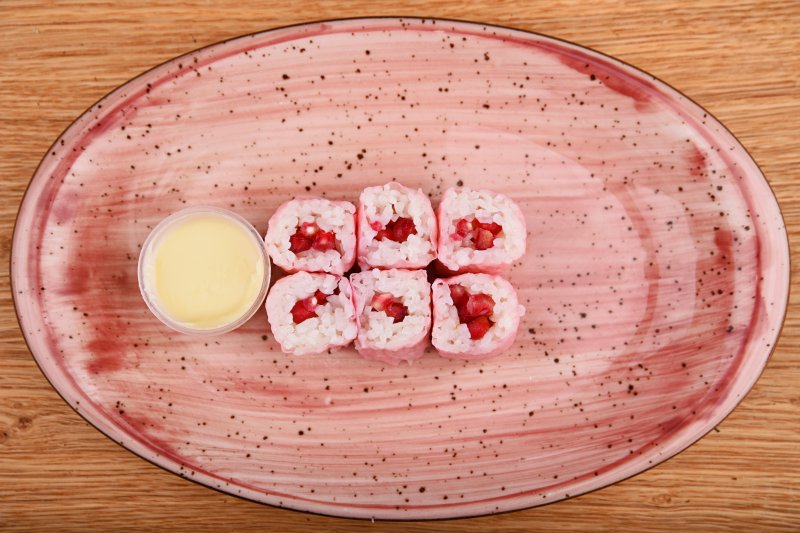 Gránátalmás édes maki fehér csokoládéöntettel