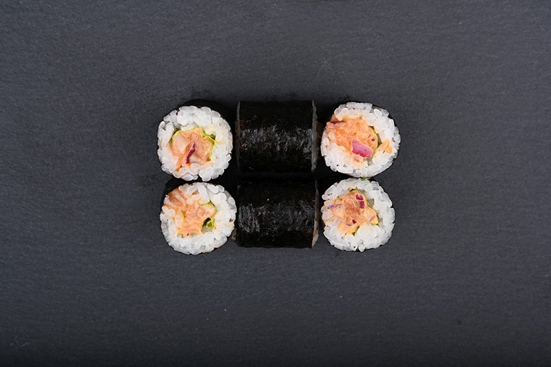 Lazactatár maki jégsalátával, sirachával, lilahagymával, japán majonézzel
