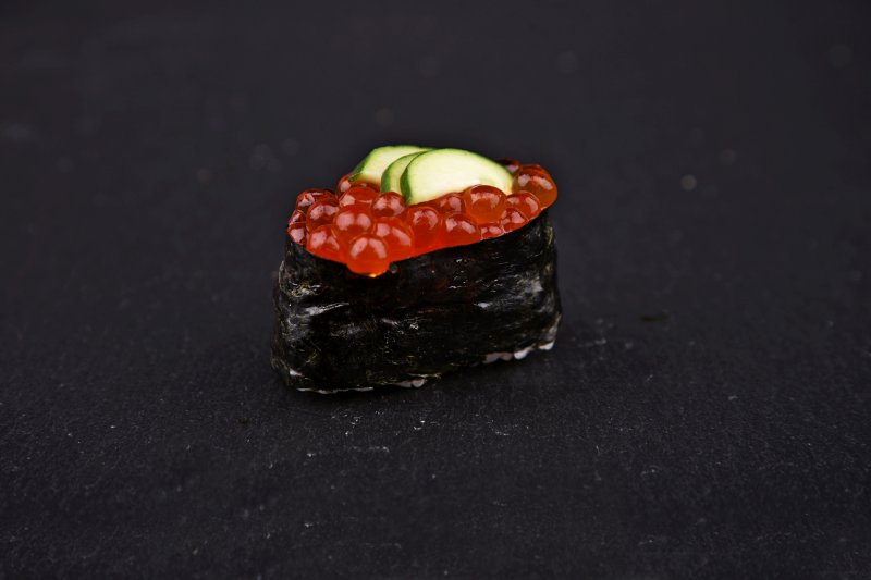 Lazackaviár nigiri hajó