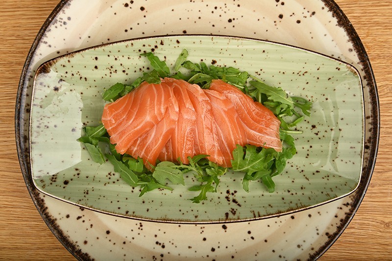 Lazac sashimi rukkola ágyon