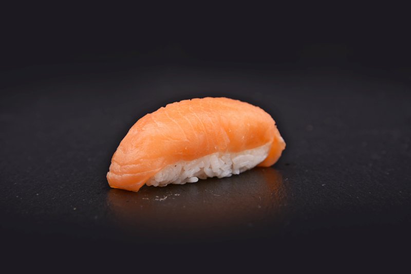 Füstölt lazac nigiri