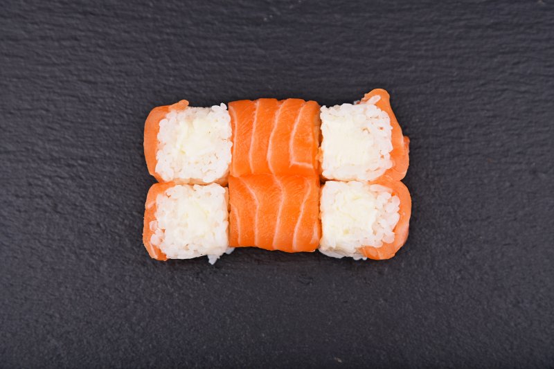 Lazacba tekert krémsajtos maki