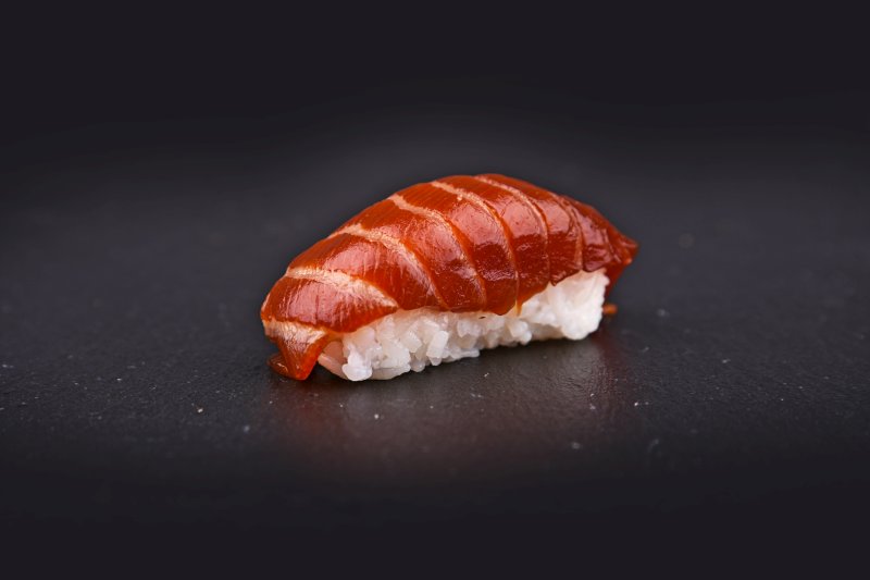 Lazac nigiri csípős teriyaki szószban pácolva