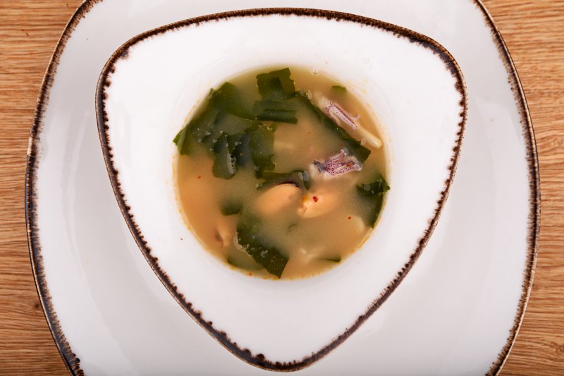 Csípős miso leves tenger gyümölcseivel