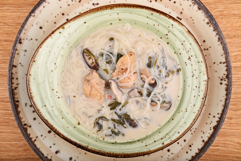 Csípős csirkeleves lime-mal, spenóttal, shiitake gombával, kókusztejjel, üvegtésztával