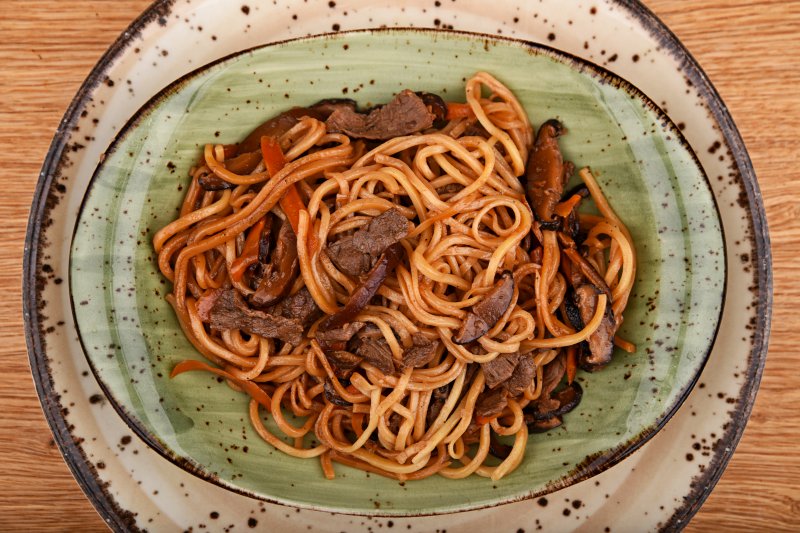 Teriyaki marhahús tojásos tésztával, zöldségekkel