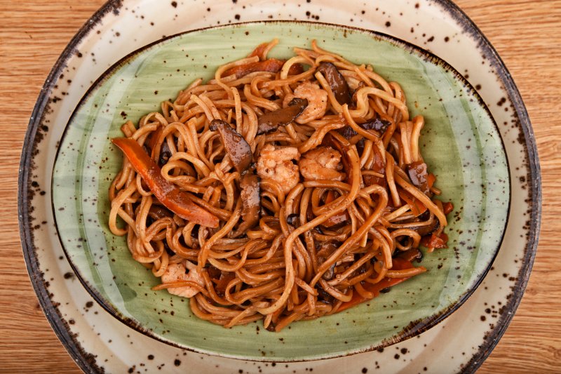 Teriyaki garnélarák tojásos tésztával, zöldségekkel